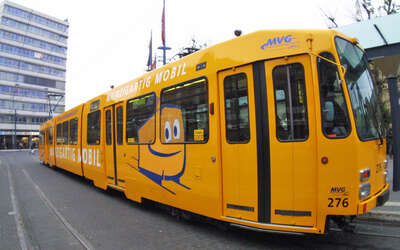 Vergrößerte Ansicht: Mainzer Hochflurstraßenbahn an der Haltestelle