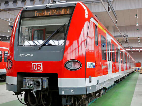 S-Bahn ET 423 Vergrößerte Ansicht: Modernisierte S-Bahn der Baureihe ET 423 in rotem Design