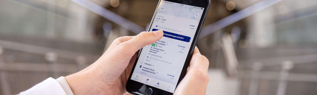 RMVgo Hände halten Handy in einem Tunnel