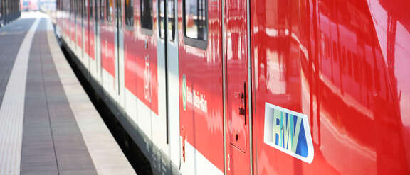Saubere S-Bahn steht am Bahnsteig