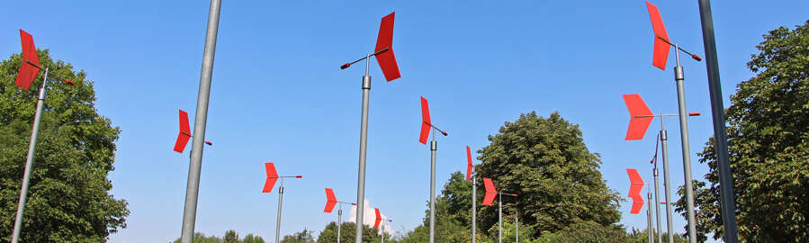 Feld mit roten Windfahnen auf langen Masten