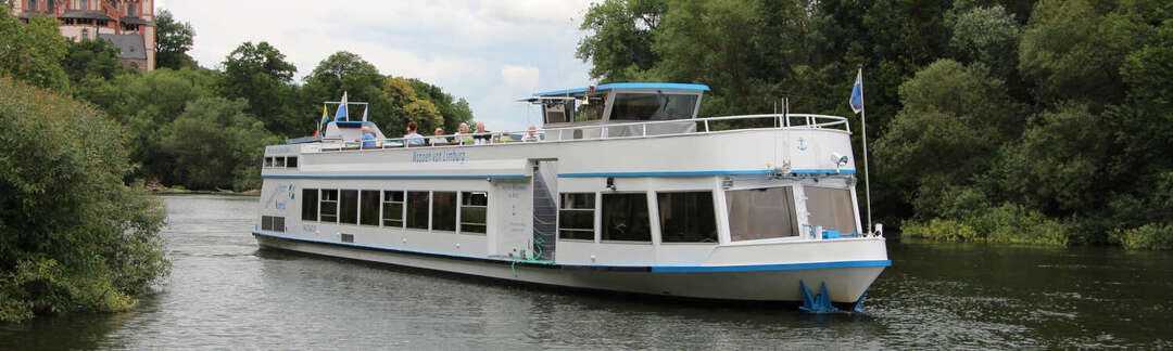 'Wappen von Limburg' vor Dom Ausflugsschiff nähert sich Anleger, Dom im Hintergrund
