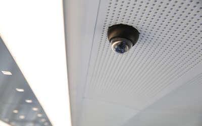 Vergrößerte Ansicht: Nahansicht der Videokamera an der Decke