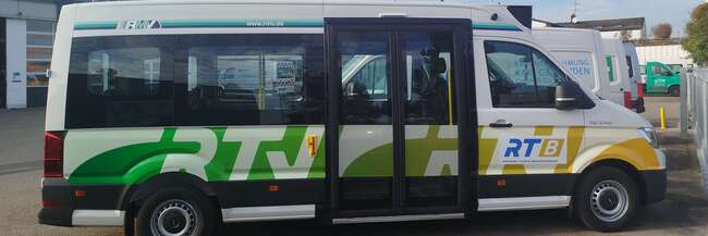 Ein Bild des Kleinbusses TaunusFLEX seitlich fotografiert