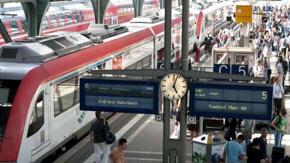 Vergrößerte Ansicht: Odenwaldbahn steht am Gleis im Frankfurter Hauptbahnhof