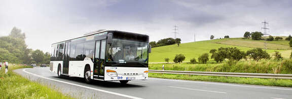 Bus in einer Landschaft