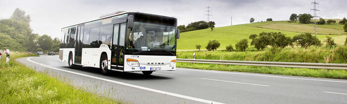 Bus in einer Landschaft