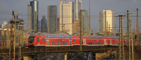 Vergrößerte Ansicht: Regionalbahn vor Frankfurter Skyline