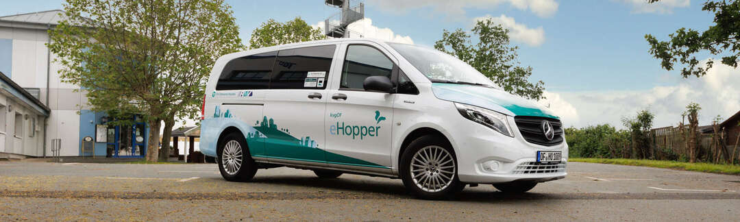 Hopper-Shuttle vor Aussichtsturm Dietzenbach Hopper-Fahrzeug steht vor dem Aussichtsturm am Wingertsberg in Dietzenbach