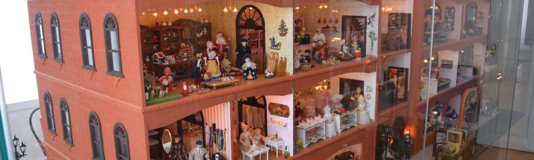 Großes Puppenhaus in Glasvitrine