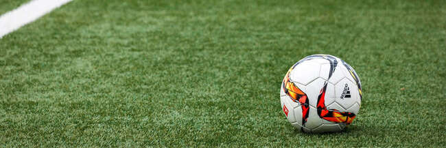 Nahaufnahme Fußball-Feld: Fußball liegt auf dem Rasen