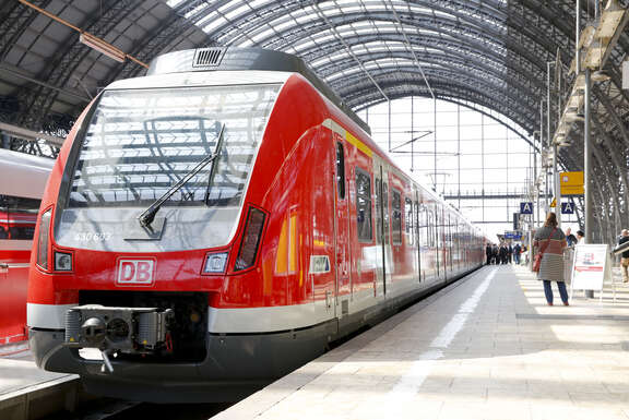 S-Bahn der Baureihe ET 430 Frankfurt Hauptbahnhof Ansicht von hinten einer S-Bahn am Frankfurt Hauptbahnhof