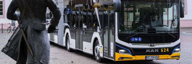 Elektrobus Mainzer Mobilität seitliche Aufnahme eines Busses, im Vordergrund ist der Mainzer Fastnachtsbrunnen