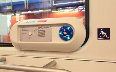 Vergrößerte Ansicht: Sprechstelle für Rollstuhlfahrer in der S-Bahn