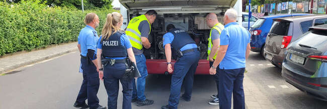 Mitarbeiter der VGO und des RVD inspizieren den Motorraum eines Linienbusses