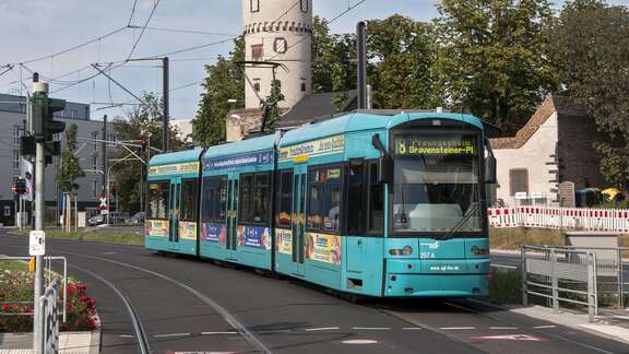 Die Straßenbahnlinie 18 vor der Friedberger Warte