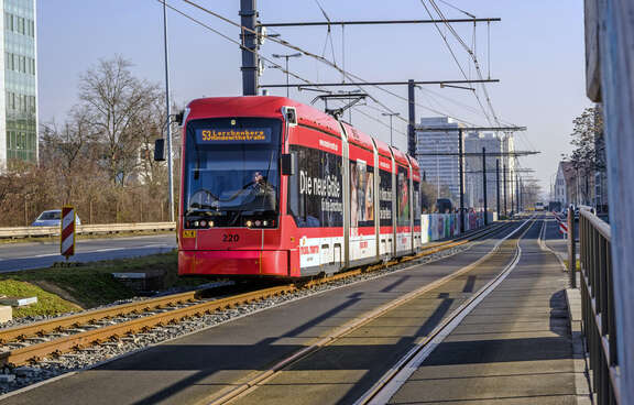 Mainzer Niederflurstraßenbahn Typ Vario Vergrößerte Ansicht: Niederflurstraßenbahn in Mainz unterwegs