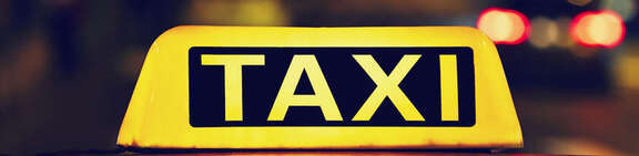 Vergrößerte Ansicht: Taxischild auf dem Dach eines Taxis