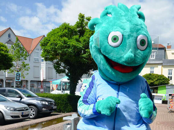 Vergrößerte Ansicht: Mensch in einem flauschigen BuBa Kostüm