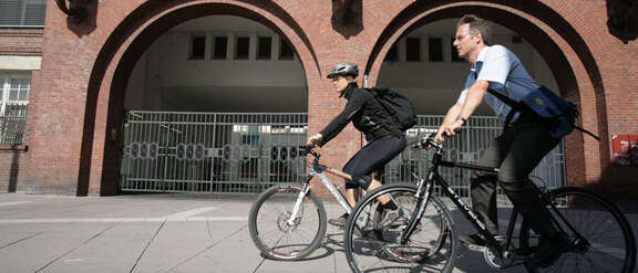 Zwei Geschäftsleute auf dem Fahrrad