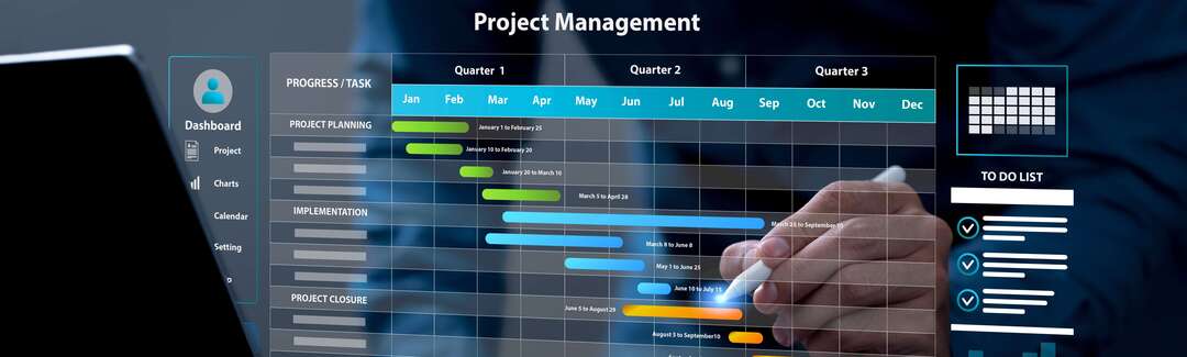 Person arbeitet am Laptop mit digitalem Projektmanagement-Dashboard