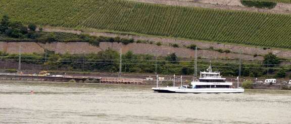 Vergrößerte Ansicht: Rheinfähre vor Rüdesheimer Weinbergen