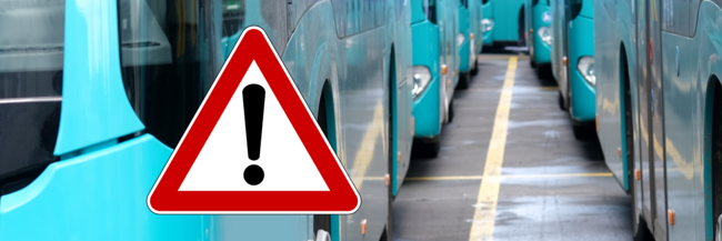 Busse Ausrufezeichen Mehrere Busse stehen auf dem Betriebshof, Ausrufezeichen