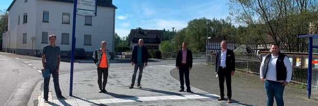 Bushaltestellen in Limburg-Weilburg sind nun barrierefrei Vertreter der am Umbau beteiligten Institutionen und Firmen vor einer barrierefreien Haltestellen