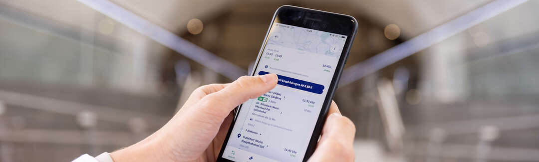 RMVgo Hände halten Handy in einem Tunnel