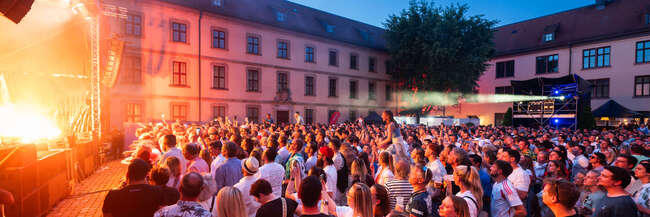 Fulda - Konzert Konzert mit Bühne und Menschen in einem Innenhof eines historischen Gebäudes