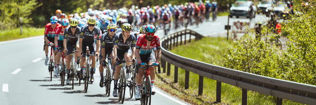 Radrennen Eschborn-Frankfurt Profiradfahrer unterwegs im Grünen