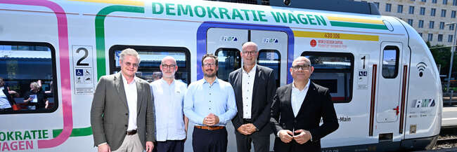 Mehrere Personen vor dem "Demokratie Wagen".