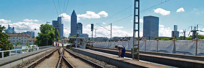 Im Gleisbett 1 werden Gleise und Schotter abgetragen