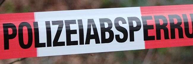 Rot-weißes Flatterband Mit Aufschrift Polizeiabsperrung