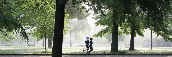 Zwei Jogger im Park.