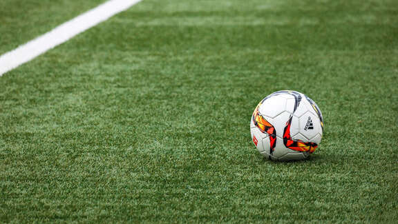 Nahaufnahme Fußball-Feld: Fußball liegt auf dem Rasen