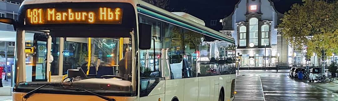 Bus am Marburger Hauptbahnhof Bus mit Zielanzeige Marburg Hauptbahnhof steht nachts an Haltestelle