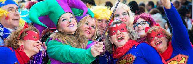 Kostümierte Karnevalistinnen Kostümierte Karnevalistinnen posieren vor einem Selfie-Stick