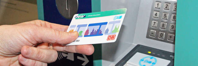 Ein eTicket wird am Fahrkartenautomaten aufgelegt