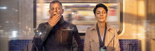 S-Bahn-Kampagne Frühschicht Eine Frau und ein Mann sitzen in einer Bahn, der Mann gähnt