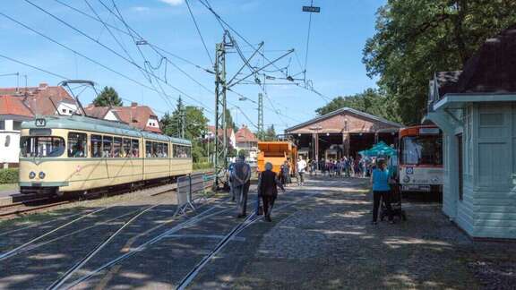 Sommerfest Verkehrsmuseum Frankfurt Eine historische Straßenbahn