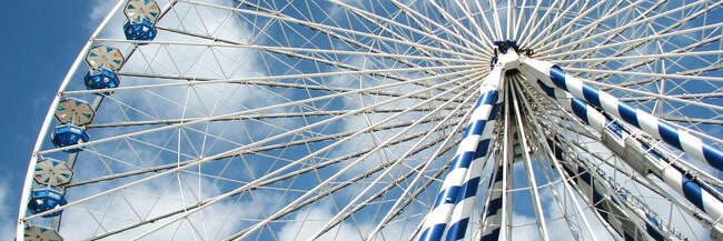 Riesenrad von unten