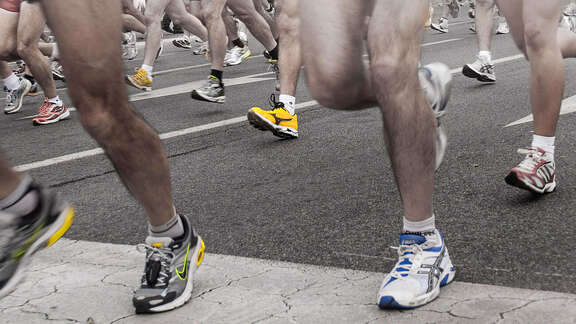 Laufen, joggen, rennen eine Menge Läufer auf der Straße, zu sehen sind nur die Beine