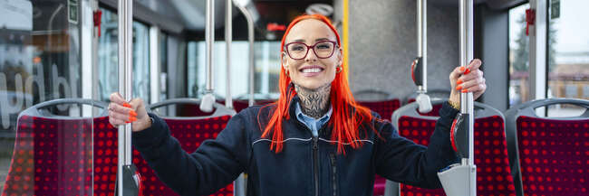 Justyna Cielecka-Drozdz, Lieblingsbusfahrerin 2025, steht im Gang eines Linienbusses.