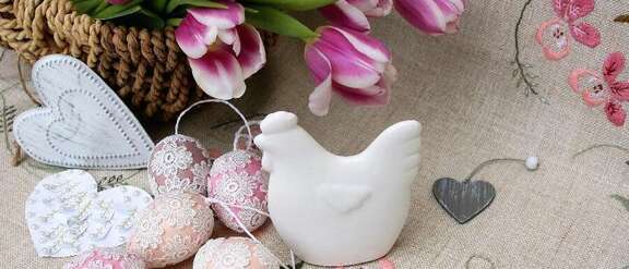 Tisch mit Blumentischdecke und Osterdekoration