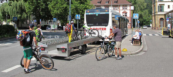 Vergrößerte Ansicht: Beim Einladen des Fahrradanhängers