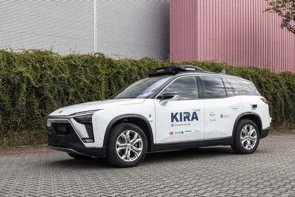 KIRA Weißer SUV mit KIRA-Schriftzug auf der Vordertür und Sensoren auf dem Dach