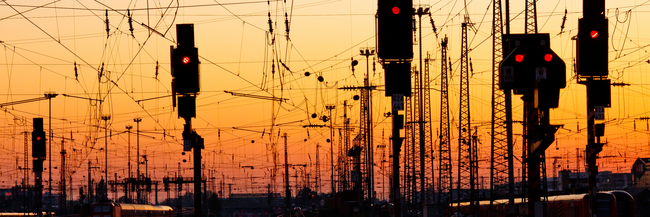 Gleise und Oberleitungen bei Sonnenuntergang