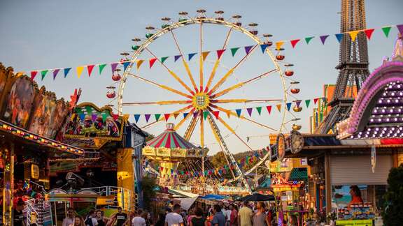 Erbacher Wiesenmarkt Riesenrad und Fahrgeschäfte auf einem Rummel