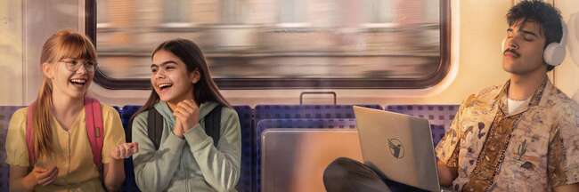 S-Bahn-Kampagne Bildung Zwei Jugendliche sitzen in einer Bahn, daneben ein junger Mann mit Kopfhörern und Laptop